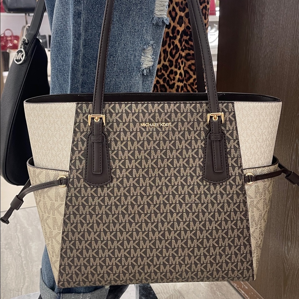 MICHAEL KORS Voyager Lg Color-Block Metallic Signature Logo EW Tote
Brown
NWT - Picture 13 of 16